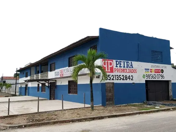 Fachada da loja e fábrica da Petra Pré-Moldados em Caucaia